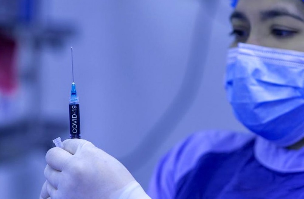 Studiu // O doză de vaccin anti-COVID-19 reduce cu circa 50% transmiterea în interiorul unei familii